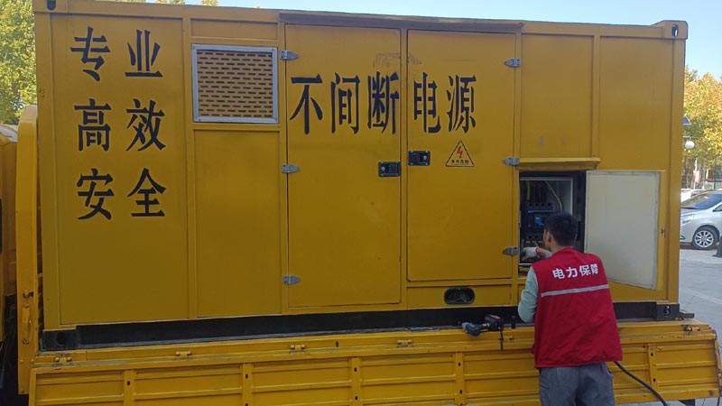 四平柴油发电机组和UPS电源配合使用时，如何避免切换过程中的电力中断？